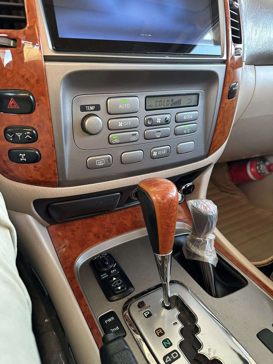 سلام عليكم 

البيع فقط 

موديل 2007

خليجي مكفول كفال عامه 

ماشيه ١٤٥

موصفات 

لكزز VXR

جكات 

فول فول 

‭***********‬
