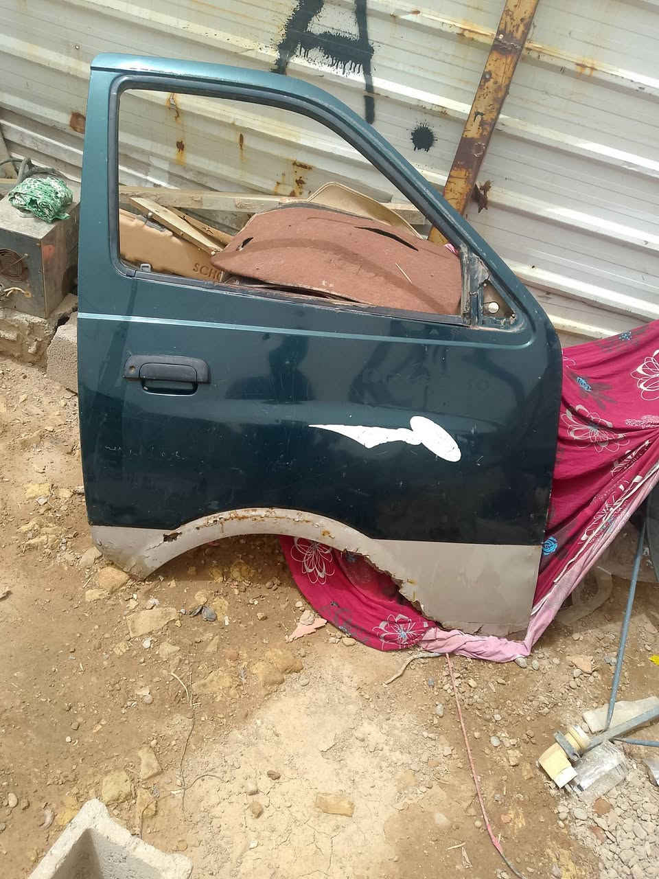 سلام عليكم بيبان بريجو زوج نضيفتات بيهن خياس بس بل دير كاملات هنه ويداتهن وسججهن وجامهن السعر 150 مرايات صوج هنه وعضودهن 30الف بطانه جديده 50الف مكاني بغداد الحسينيه المعامل رقم الهاتف ***********
