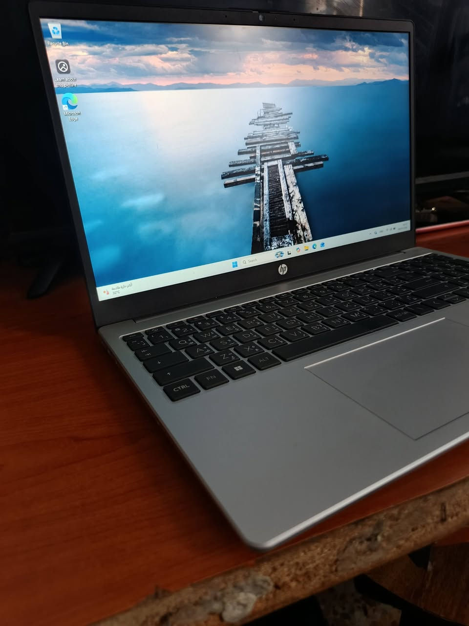 السلام عليكم
​💻 لابتوب HP أخو الجديد (مستعمل شي بسيط كلش وبحالة الوكالة) 💻
​للبيع لابتوب HP 250 G10، جهاز راقي جداً وبمواصفات حديثة وسريعة طيارة. الجهاز نظيف 100% وما يفرق عن الجديد نهائياً (مثل ما موضح بالصور)، مناسب جداً للدراسة، العمل، البرمجة، والالعاب الخفيفة إلى المتوسطة.
​✨ المواصفات العالية للفئة الذكية:
✅ المعالج (Processor): جيل ثالث عشر حديث Intel Core i5-1334U (سرعة وكفاءة عالية جداً وبأحدث تقنيات المعالجة).
✅ الذاكرة العشوائية (RAM): حجم 16 جيجابايت DDR4 (تنسى شي اسمه تعليق، يفتح عشرات البرامج سوية وبكل سلاسة).
✅ الهارد (Storage): نوع SSD فائق السرعة بحجم 512 جيجابايت (477GB فعلي)، الجهاز يشتغل بثواني.
✅ الشاشة: قياس 15.6 بوصة بدقة عالية ومريحة للعين، مع تصميم حواف نحيفة وكيبورد كامل (يحتوي على الأزرار الرقمية الجانبية الجداُ مهمة للعمل والدراسة).
✅ كارت الشاشة: Intel Iris Xe Graphics.
✅ النظام: منصب عليه أحدث نسخة Windows 11 Pro أصلية ومفعّلة.
​🌟 مميزات إضافية:
​النظافة: الجهاز ما بيه أي شخط أو عيب، استخدام خفيف جداً داخل البيت.
​البطارية: بحالة ممتازة جداً وتطول وياك.
​التصميم: خفيف الوزن، ولونه فضي ميتاليك كلش أنيق وفخم.
السعر 400 الف بيه مجال بسيط جداً
للتواصل وتساب فقط! 
***********
