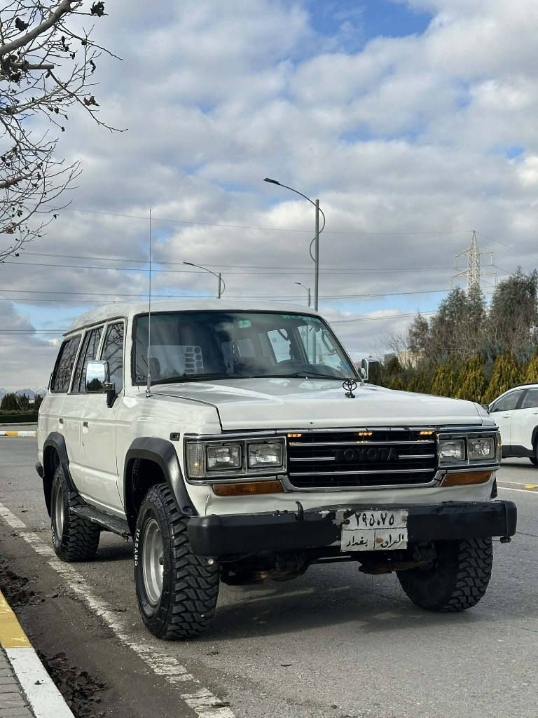 لانکروزر مۆدێل ١٩٨٨ 
***********

 ٣f سێ ئێف و شەش گێڕە
دیسکە پاوەرە چکنێتە 
گێڕ و مەکینە و دەبڵ ئەکسل و کارەبایات ھەمووی بەشەرت گێچی بەنزین و حەماوەی ئیش ئەکات 
چوار تایە و ویلی لۆک لۆکی جەبەلی لەژێرە 
سەنەوی عەسڵی بەغدای لەگەڵە
ئاڕمی پلاستیکی سلێمانیە ئاڕم و ئەوەلیات و حیجز و غرامە بەشەرت 
سعری ٣٦ گەڵا و کەمێک معامەلە 
سەیارەکە لەسلێمانیە
*********** السليمانية, العراق
