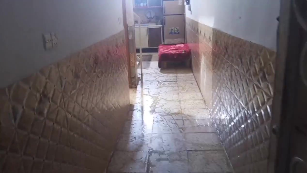 السلام عليگم بيت للبيع 50 متر بحي الوفاء بمنطقهه الأساتذه طابقين مع حديقه گبال البيت گبال عَيونگم ومدرسه ابتدائيه كباال البيت عرض الشارع 15 للأستفسار واتساب متواجد ***********
