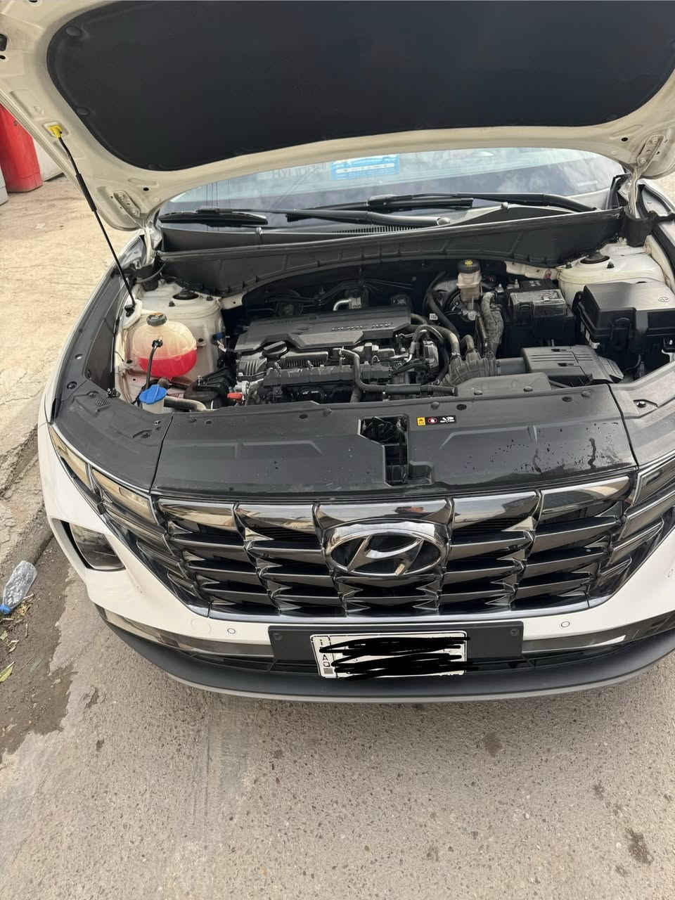 توسان 2023 خليجي اللون ابيض ماشية 40 الف المواصفات فول عدا بانوراما و بصمه ابواب وتشغيل و كرسي كهربائي عدد2  والداخل ابيض  حساسات امامي وخلفي  وكامره وشاشة كبيره المحرك 2000 كير محرك كهربائيات صدر كير محرك تبريد مكفول من كلشي بدون صبغ فقط بيه بارد الباب الخلفي عكس السائق  الرقم بغداد مشروع وطني مكان السيارة بغداد الاعظمة او الصليخ السعر 213 ورقه بسه مجال اذا مراوس حسب القناعة للتواصل *********** ابوحسن
