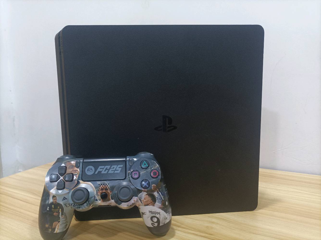 النجف/ كوف/ شارع المعمل سمنت
البلي سلم/ يجي كامل ملحقات +جويستك عدد واحد
ما هو حجم التخزين الخاص بالجهاز؟: 
حجم التخزين 500G
هل يشمل أي ألعاب مرفقة مع الجهاز؟: 
يجي معاه اشتراك  لمدة(13/1) وتجي الالعاب محمله
ما هو موقعك الحالي لعملية الشراء؟: 
خاص علمود ادزلك لوكيشن
هل هناك ضمان على الجهاز؟: 
ااكو ضمان لمدة 2ايام فقط
هل السعر قابل للتفاوض؟: 
السعر غير قابل للتفواض