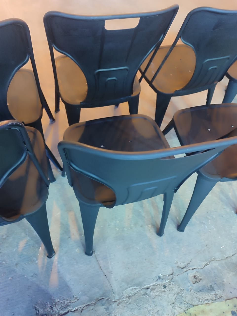 كرسي حديد ثقيل تسكام
وميز القاعدة حديد والسطح خشب مضغوط درجة أولى 
واتساب ***********
