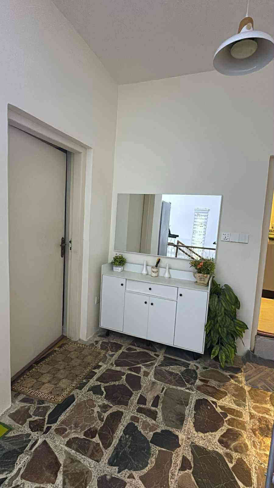 السلام عليكم تعلن شركة الجبوري للعقار والمقاولات العامه عن بيع دار ملك صرف سكني في منطقة الكريعات الكويتي قرب شارع حسينية ابي تراب بناء نضيف كامل الاخدمات 
1 المساحة 192 مترررر
2 الواجه 12 مترررر 
3 النزال 16 متررر 
4 عرض الشارع 10 مترررر 
5 السعر مليونين ونص المتررر الواحد وبي مجال
يحتوي على طابقين وبيتونه وسطحين 
الطابق الأول كراج وصاله ومطبخ وحولي وهول وغرفة نوم وخدمات ومنوررر 
الطابق الثاني 3 غرف نوم وحولي وخدمات وبيتونه وسطح 
عنوان الشركة الكريعات الكويتي شارع حسينية ابي تراب قرب فلكة القرغولي استفسار اتصال على الارقام التاليه 
*********** أبو صكر الجبوري 
***********
