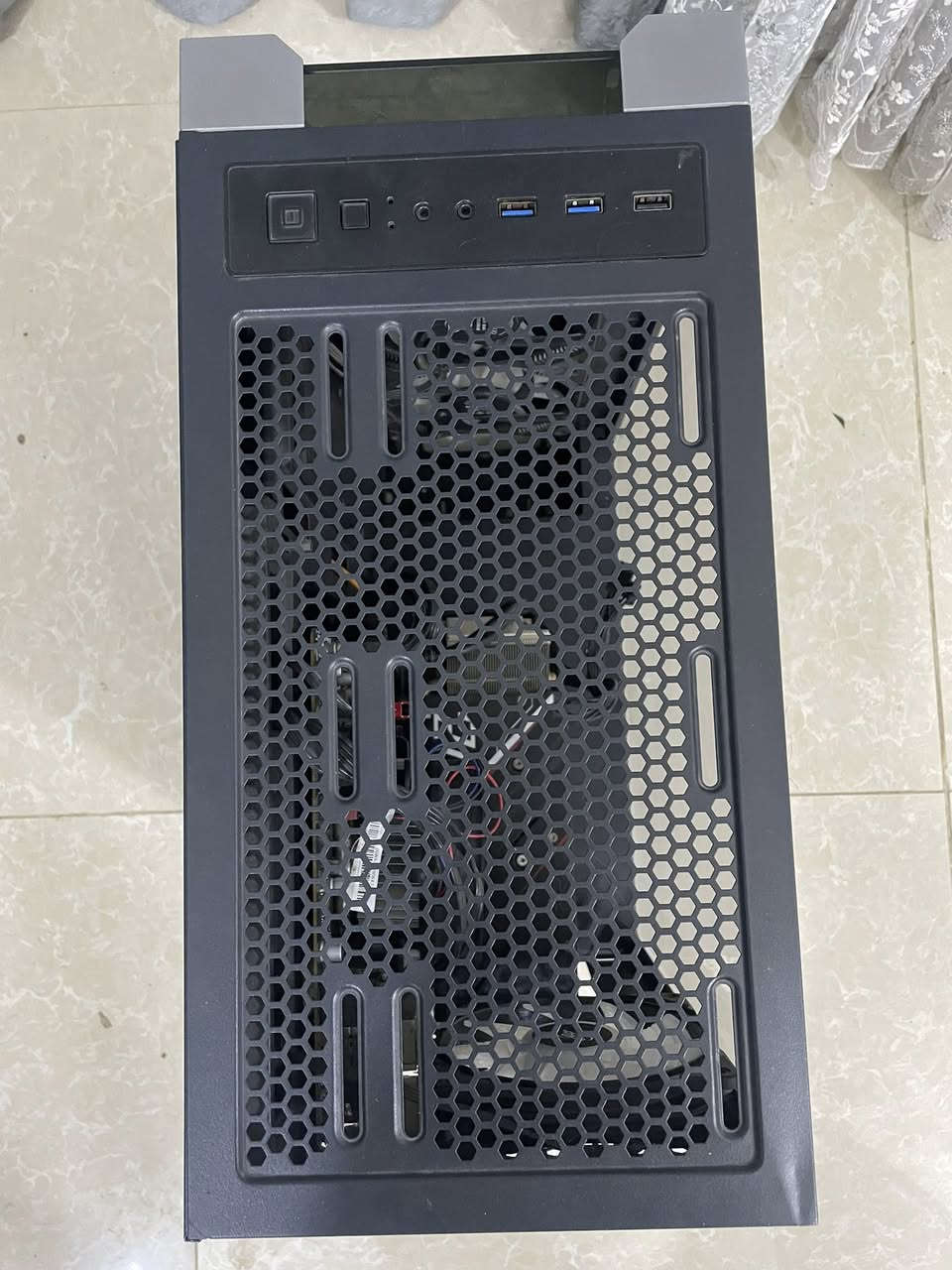 السلام عليكم 
حاسبة pc للبيع 
مواصفاتهاا الصورة السودة 
مع كيبورد ميكانيكي ويدة تحكم احترافية من كيم سير وسبيكر ( دي جي ) واشتراك حساب كيم باس بريميوم صالح لحد يوم 6/29 مع ماوس باد  
ومع هارد hhd 1 تيرا اكو مشكلة صغيرة الحاسبة تشتغل ع رام واحد فقط سعر الرام 80 الف وكلشي يجيك بالكارتونة مالتة 
السعر 600 الف قفل وتجيك الطلبية لحد باب بيتك 
للاتصال ع الرقم التالي / ***********
