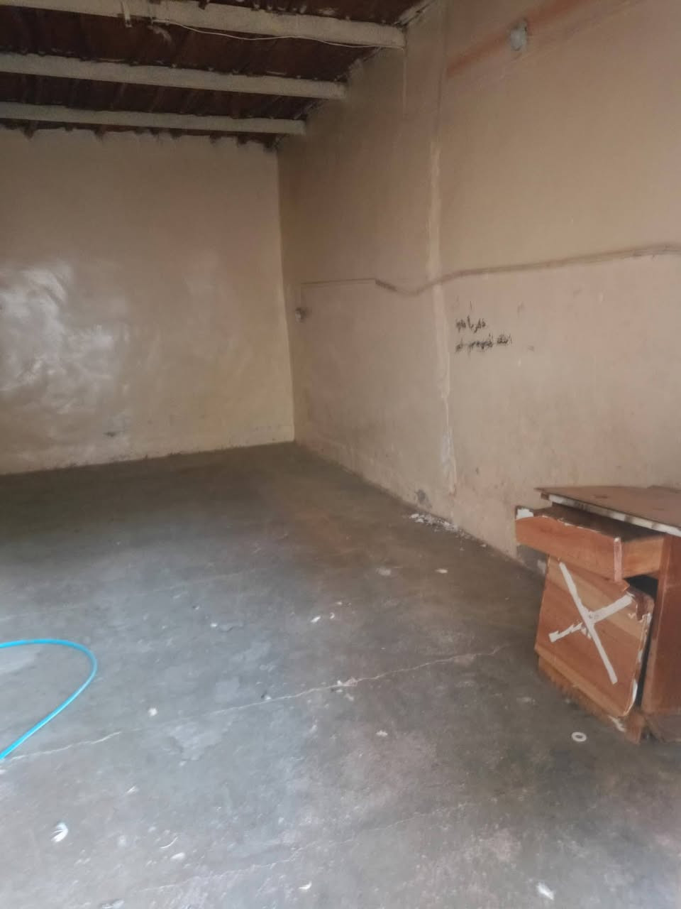 يالله بيت بل قرية القديمة مساحة 210 متر طابو شرط التحويل  للبيع
سعر 25 مليون شراي اتصل على الرقم ***********
مكون من (أربع غرف نوم ثلاث بل طابق الأول و واحدة الطابق الثاني+هول+ربعة+مطبخ+مغاسل تواليت+حمام+حديقة داخلية صغيرة) للبيع تواصل على الرقم *********** البيت مال تفليش
