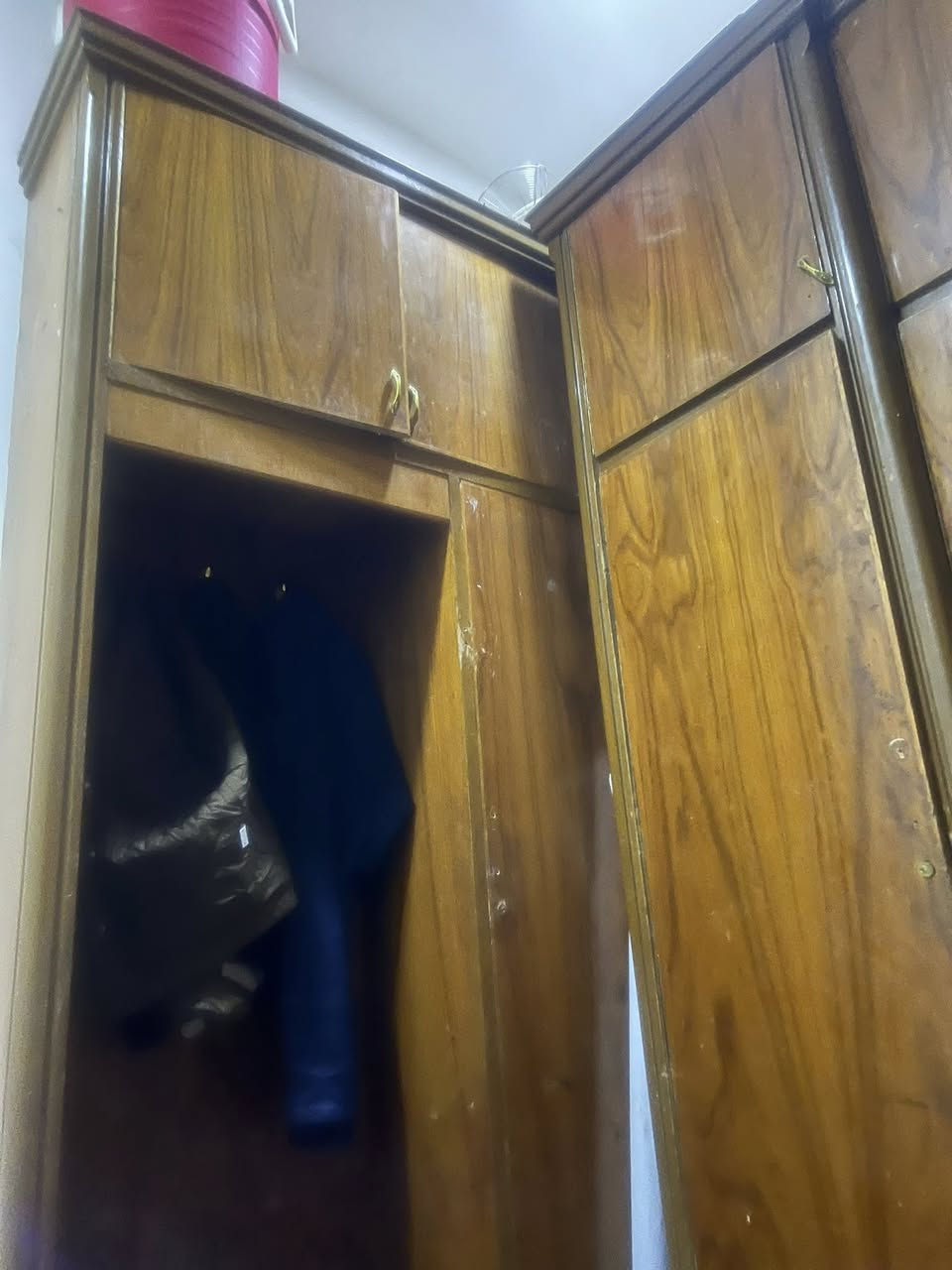 السلام عليكم 
غرفه صاج نظيفه جدا كنتور 6بيبان طابقين وزاويه وجربايه للبيع للاستفسار اتصل 
***********
