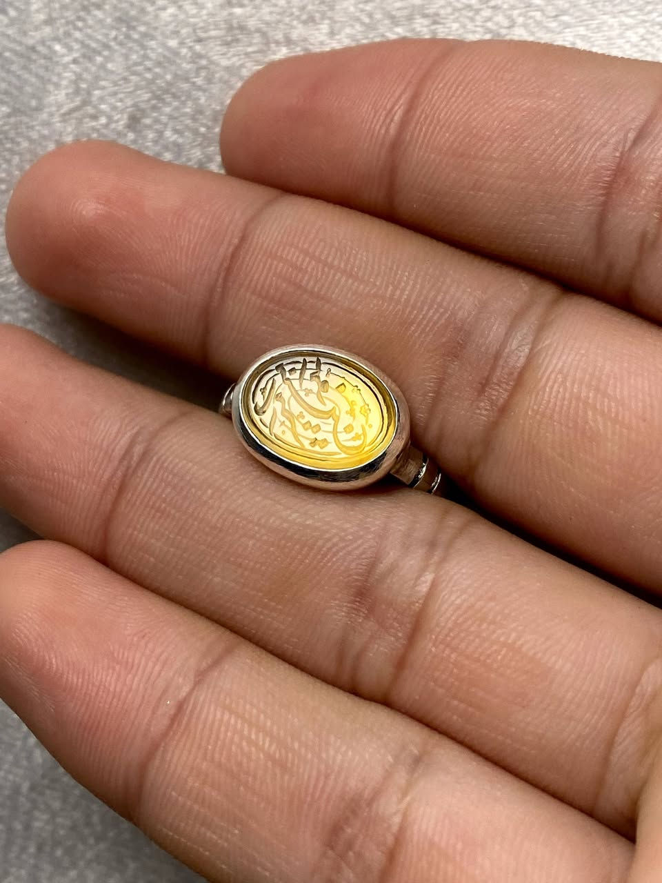 اللهم صل على محمد وآل محمد
خاتم من العقيق خام زجاجي 
طبيعي غير معالج لون جميل 

مقاس الخاتم 18 مقاس الحجرة 13 ملم 
مصاغ يدوي المبدع ( ابو باقر ) 
خاتم جديد غير ملبوس 

مخطوط ( يا امير المؤمنين ) ( عكسي ) 
بخط ✍️ ( مهرداد ) 

للاستفسار خاص او واتساب *********** ☎️
توصيل جميع محافظات العراق 🚘
