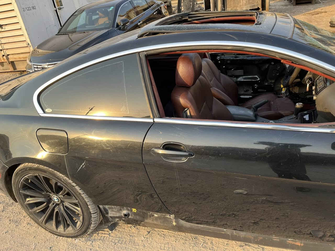 السلام عليكم بي ام 645ci تك باي موديل 2003 الله يكفكم شر صار بيها حادث وتركتها  سياره شغاله كير جديد كهربائي كلها جديده يعني أضرب كير او اطلع فقط يراد الها سمكري او صبغ 
موضوع جددا جدا جدا مهم (سياره بيه غلط برقم الشاصي بل سنويه انطيتها لل محامي كال تكلف 13ورقه تتحول سياره اني بيعلك بدون تحويل فقط انطيك رقم وعليها ول مسمكات مالته ) تمام ولتعجبه يجي عينه غطه وعين فراش الله شاهد شدينها كير جديد بعدني اصلن مطالع بي من عد ابو كيرات وطبكتها باب كراج مالتي السعر 60وبي مجال رحمه والديك تفديك ادخل وبل خدمه متوازي ع بيع ***********
