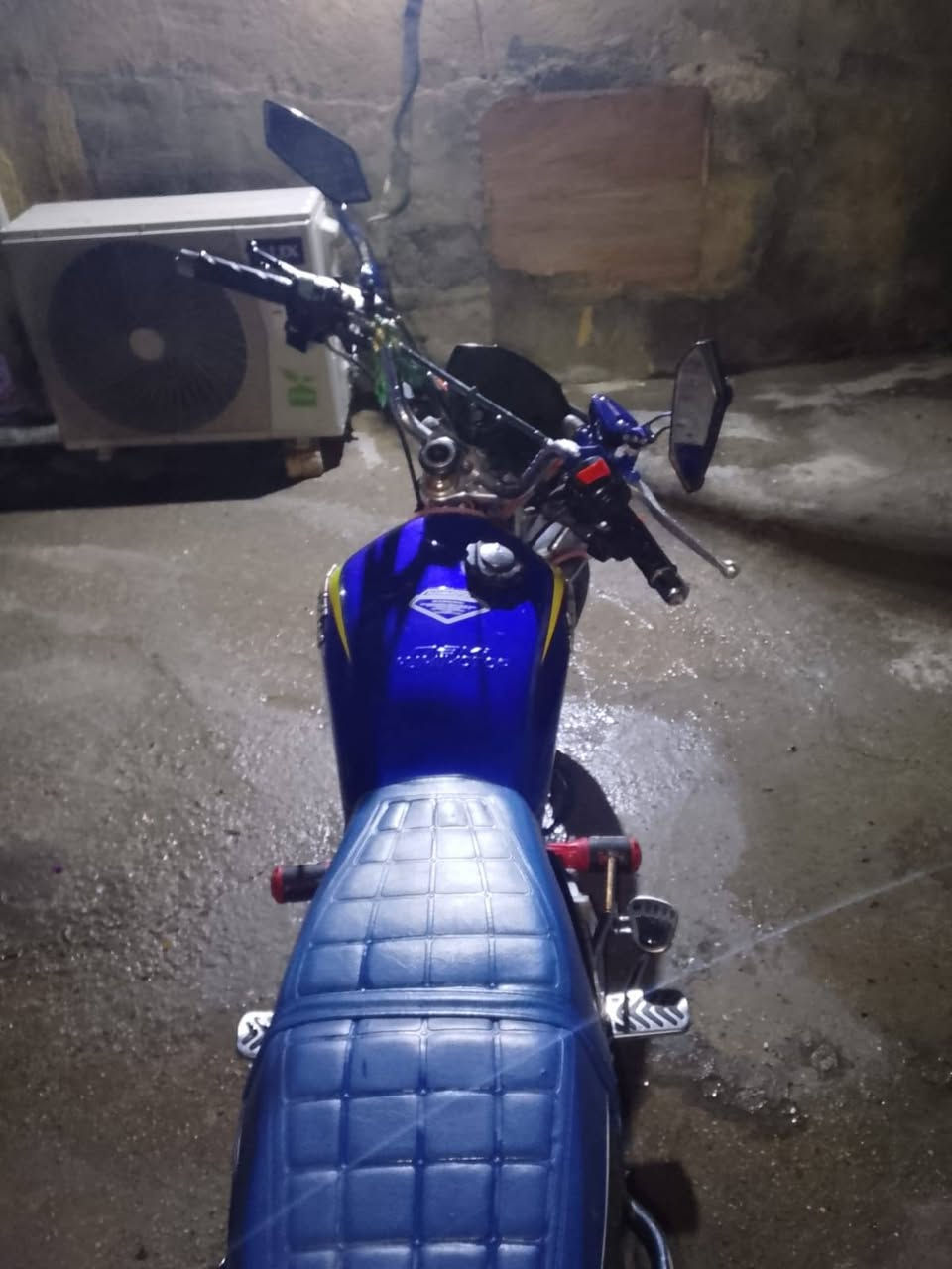 السلام عليكم دراجه سيفان موديل 25 دراجه جاهزه عوزها بس بريك امامي
 و العنوان بغداد مدينه الصدر رقم التليفون ***********
