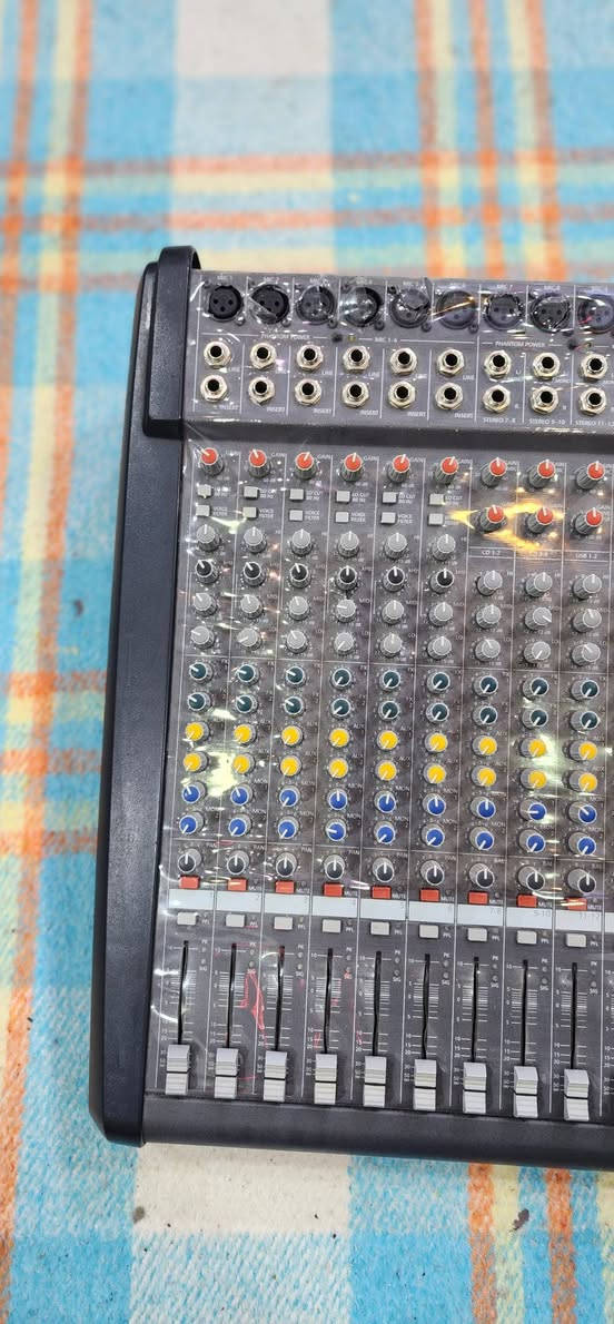 السلام عليكم مكسر داينكورد الماني اصلي استخدام قليل كلش نضيف للبيع ٢١ ورقة هذا رقمي ***********
