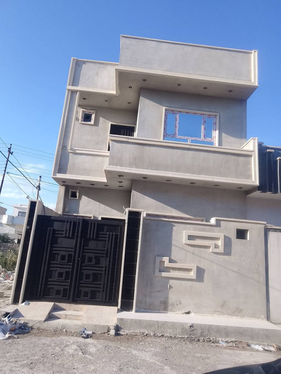 الحمدالله تم اكمال صبغ الواجهه وصبغ المناور وصبغ البيتونه من الداخل و الخارج وصبغ ستاير السطح وهذا الشغل امامكم وان شاء الله ينال اعجابكم للاستفسار على الرقم ***********
