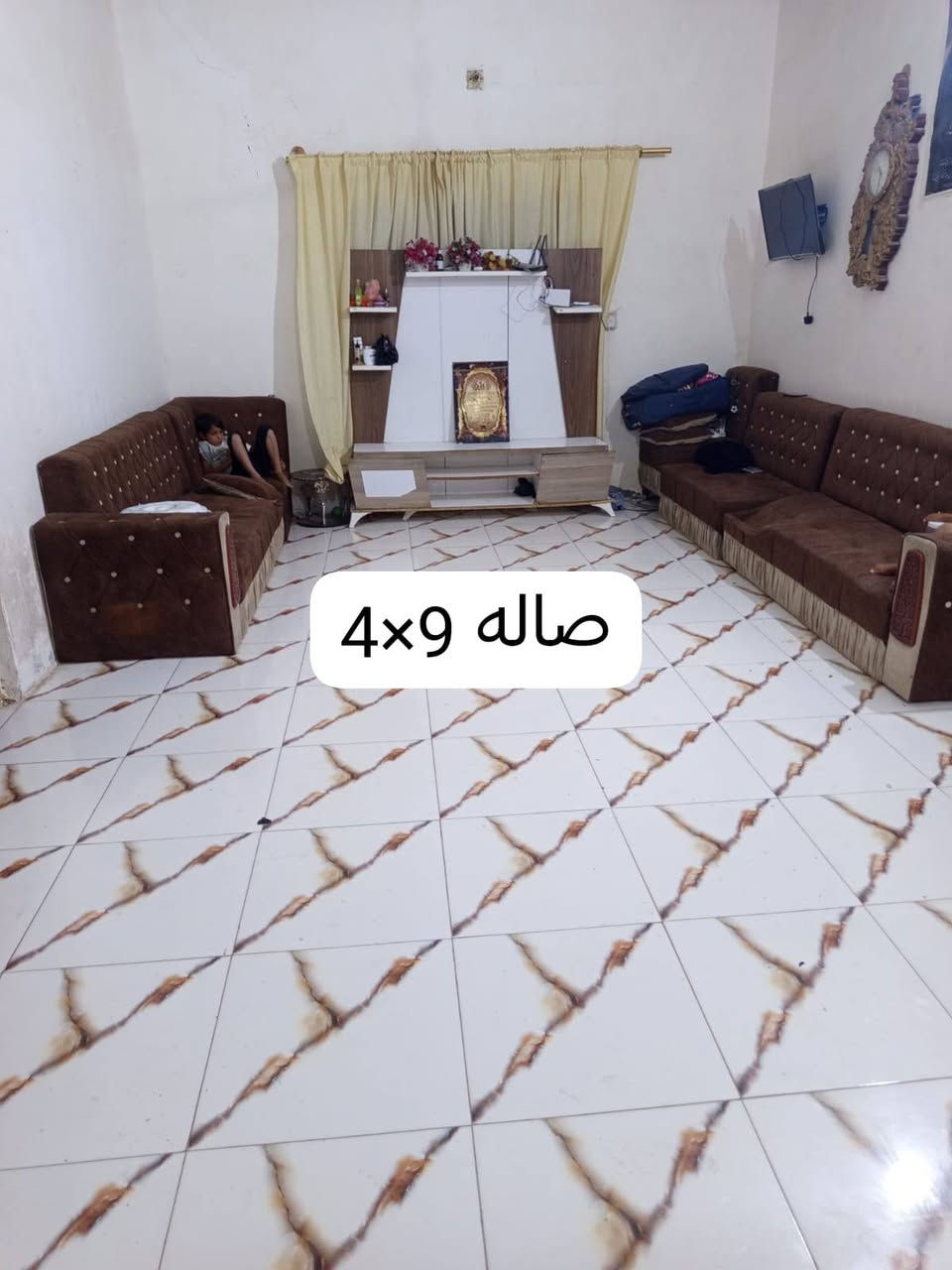 بيت كامل ديوان طول 9+4 صاله 9 +4 غرف عدد (2) 5 +4
 مطبخ 4+4 صحيات داخليه  +وخارجيه  البيت كله سيراميك اعلى بتلو بالشارع حديقه بيها رمانه وتينه ونبگه وليمون كلهن يشيلن حمل ماسس وكامل ماء ومجاري وكهرباء الشارع مأسس مجاري عوزه بس تبليط وجاي عليه التبليط قريب من الحولي مساحة البيت 300متر السعر 35 وبيه مجال العنوان نزلة النواب الضباط قرب البزل 
رقم الهاتف ***********
