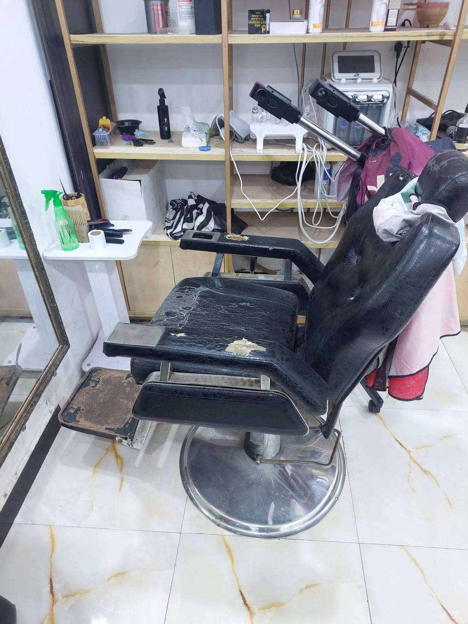 اسلام عليكم
ميز حلاقه تفصال المنيوم  
ا4 متر العرض 40 معااا امرايات 3 اماميه و2 خلفيه  كراسي 2 معرض حديد وخشب وباقي التفاصيل اتصل على الرقم البصره الهارثه  ***********
