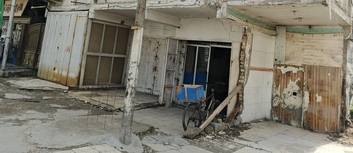 السلام عليكم 
بيت وشقه ومحلات طابو وملك صرف
مساحه البيت 300 متر
يحتوي على ثلاث محلات متكامله وشقه متكامله
البيت متكون اربع غرف فوق
وجوه غرفه استقبال ومطبخ صاله وصحيات متكامله
البيت بناء نظيف بس واكيته يحتاج لها ترتيب
مكان كماليه شارع الجامع الموقع ركن صاير على بشارع المحافظ
طابو ملك صرف السعر مطلوب ب 620 مليون رقم الهاتف اتصل للتفاصيل اكثر ***********
