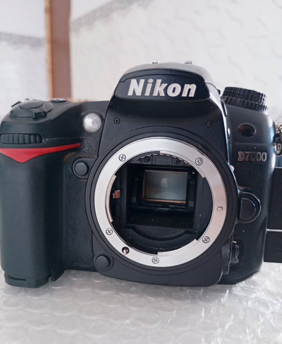 السلام عليكم كاميرا نيكون دي 7000 نضيفه شرط الفحص مع بطارية مع عدستها الاصليه 18-105 وعدسه 18-55  مع درع مع رام 32 الشراي السعر 375 وبيها مجال الشراي ينتصل ع هذا الرقم أو تواصل واتساب ***********
