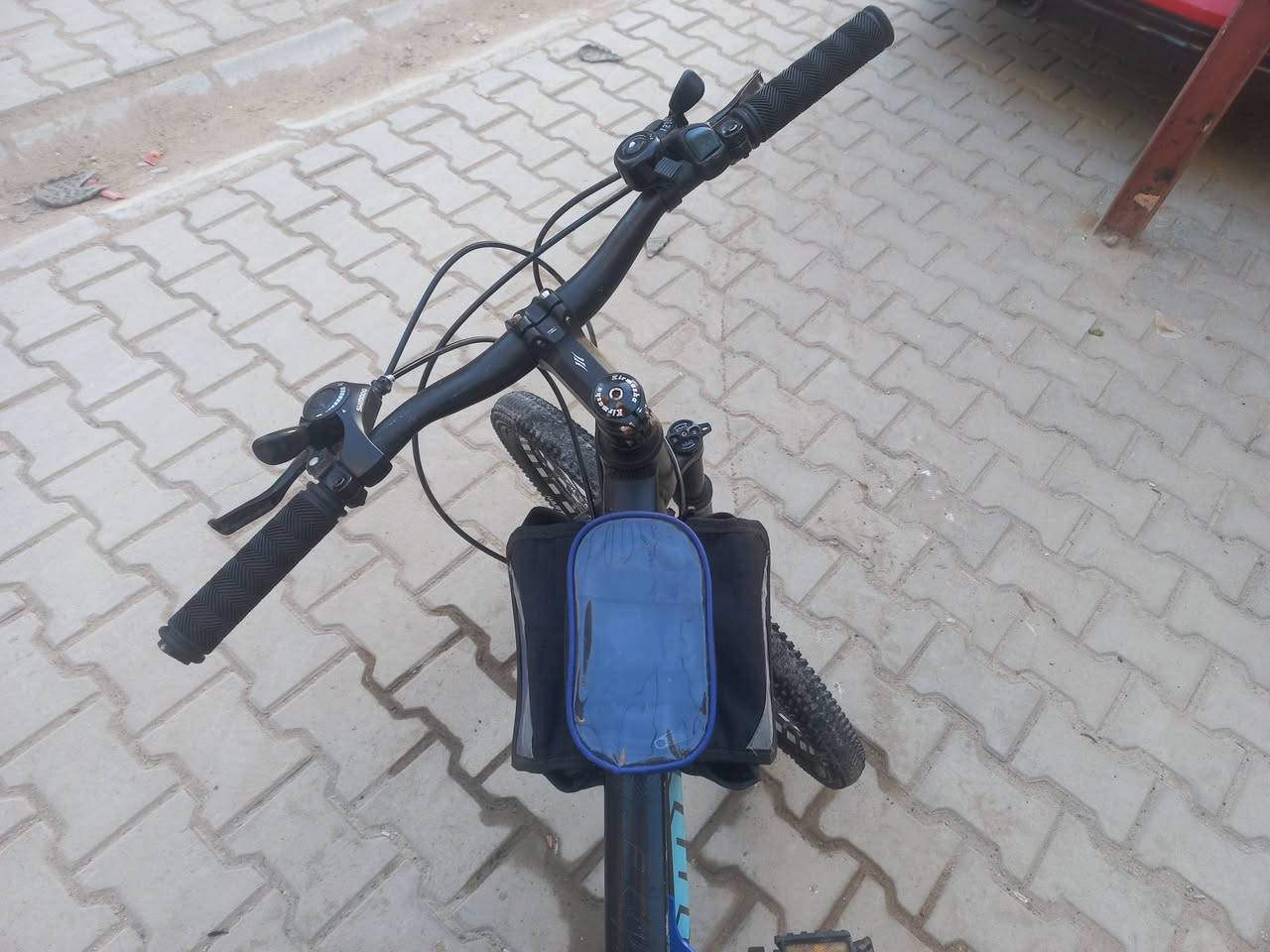 بايسكل جبلي حجم  27 بحالة ممتازة
بايسكل رياضي وجبلي، نظيف جداً وجاهز للاستخدام مباشرة.
​ المواصفات 
​حجم الاطارات : إطارات حجم 27.5 الحجم المثالي للمناورة والسرعة.  ملاحظة ( الإطارات جديدة ) 
​الهيكل: حجم 27، متين جداً وصبغ بلادي 
البايسكل بي دبلات أمامية قوية جدا لامتصاص الصدمات. 
​🎁 الهدايا والملحقات:
​حقيبة أمامية للموبايل والاغراض الشخصية حجمها ممتاز 
قفل حلزوني اصلي جديد طول متر 
​حامل مطارة ماء 
​ السعر المطلوب 130,000 دينار عراقي(بي مجال بسيط)
ملاحظة ⚠️ الكير الأمامي فقط بي مشكلة


**إذا كنت صاحب هذا الإعلان وتريد حذفه لأي سبب، رجاءا أرسل رسالة إلى الدعم الفني**