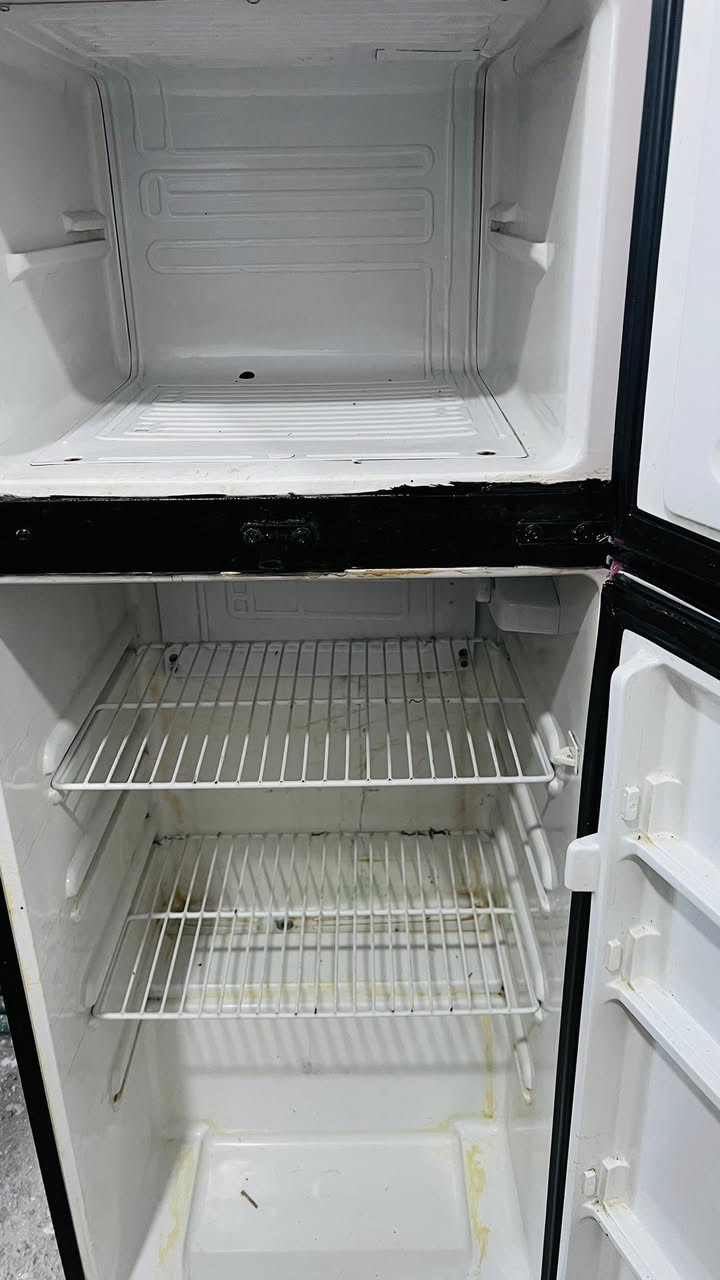 السلام عليكم ثلاجة 11 قدم عل فحص تجميدها يخبل سعر 130 وبيها مجال بسيط عنواني المعمل قرب جامع ام البنين رقم ***********
