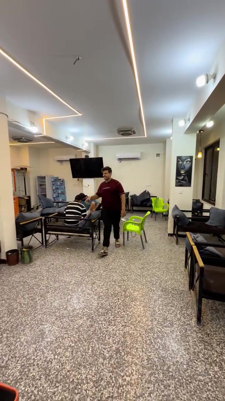 السلام عليكم كوفي للبيع مكان بغداد المدينه الكوفي جاهز وكامل
طابقين بيه اربع صالات كبار كلش وواسعات 

يحتوي على:
سبالت اثنين طن عدد ٤
سبلت ٣ طن كنتوري تحكم انفيرتر قبل يومين تم تنصيبه عدد ١
شاشات حجم ٧٥ عدد٣
شاشات حجم ٦٠ عدد٣
سستم صوت كامل وشغال
سستم كامرات كامل وشغال 
بلازمه كامرات
ميوزه بليارد عدد ٢
سوبر ماستر والاخ مشتري من العلويه
مبردات عدد ٤
كراسي عدد ٣٠
ميوزه دومنه عدد ٨
نراكيل طه عدد ٥
نراكيل خشب هواي تقريبا ٤٠
عارضه مال عصائر 
مجمده
مقاعد نفخ مال كيمنك عدد ٨
قنفات سياحيه الي تكون حديد بالاضافه الى قنفات تزكام اصلي  جلد لون اسود
بنكات سقفيه عدد ٤
ميز كاشير عدد ٢
ميز حديد يستخدم للعصائر البارده والمشروبات الساخنه
خلاطات عدد ٣
غلايه مي عدد ٢ حجم كبير
بلي فور اصلي مهكر عدد ٢
جوستك بلي عدد ٥
صبغ جديد للقاعات
اناره سقفيه مثل ماموضح بالتصوير 
حمام داخل الكهوه 
بالاضافه يحتوي على مخزن 
المكان بالمدينه قطاع ٣٣ 
عدم التفرغ والمتابعه السبب الرئيسي للبيع 
الكهوه خير من الله بارده ونضيفه وجبيره وناسها مرتبين 
***********
السعر على الخاص او الاتصال علرقم
كوفي للبيع في مدينه الصدر كامل من كلشي الكوفي طابقين ركز مو غرفه لا طابقين كل طابق بيه قاعات اثنين يعني خير من الله
