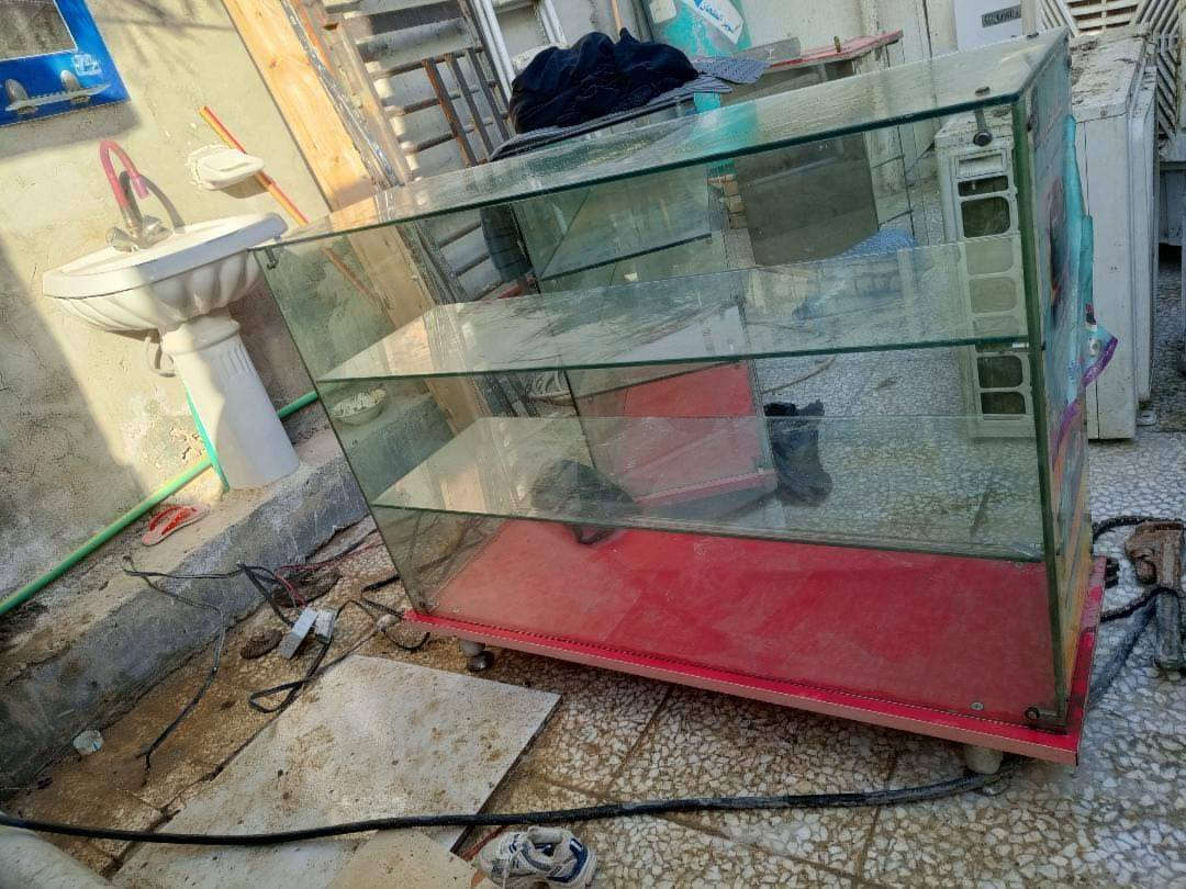 فاترينات للبيع عدد ٣ سعرهن ١٥٠ مكاني بغداد حي النصر للتواصل ***********
