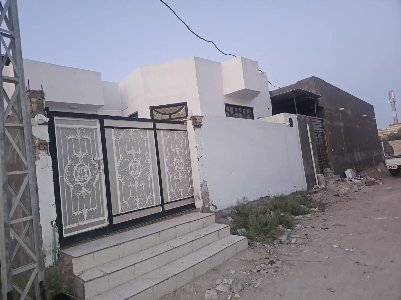 السلام عليكم 🌹
بيت للبيع 150 متر طابو زراعي تنومه صالحية شارع الشهيد الشيخ النمر اول شارع . غرفه وصاله ودوانيه ومطبخ وصحيات سعره 117 للإستفسار ***********

