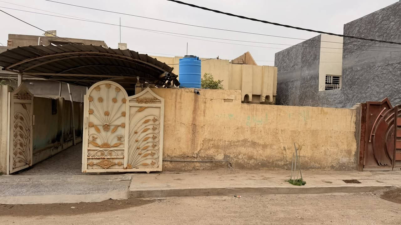 بسم الله الرحمن الرحيم 
يعلن مكتب الرنين للعقارات 
عن توفير (دار طابو صرف للبيع )
📌الموقع حي النصر الاول  قريب المدرسه  
📌المساحه ٣١٢ متر 
📌البناء طابقين 
الطابق الاول بناء طابوك / سقف صب 
يحتوي على
🔸استقبال 
🔸صاله 
🔸غرفتين نوم 
🔸حديقة/كراج 
🔸صحيات داخليه وخارجيه 
🔸مطبخ 
📌الطابق الثاني 
بناء طابوك /سقف عكاده 
يحتوي على 
🔸 غرفتين نوم سويت 
💵السعر (١٢٥ مليون قابل للتفاوض)
للاستفسار والطلب زيارة مكتب الرنين 
او الاتصال 
***********/مرتضى
