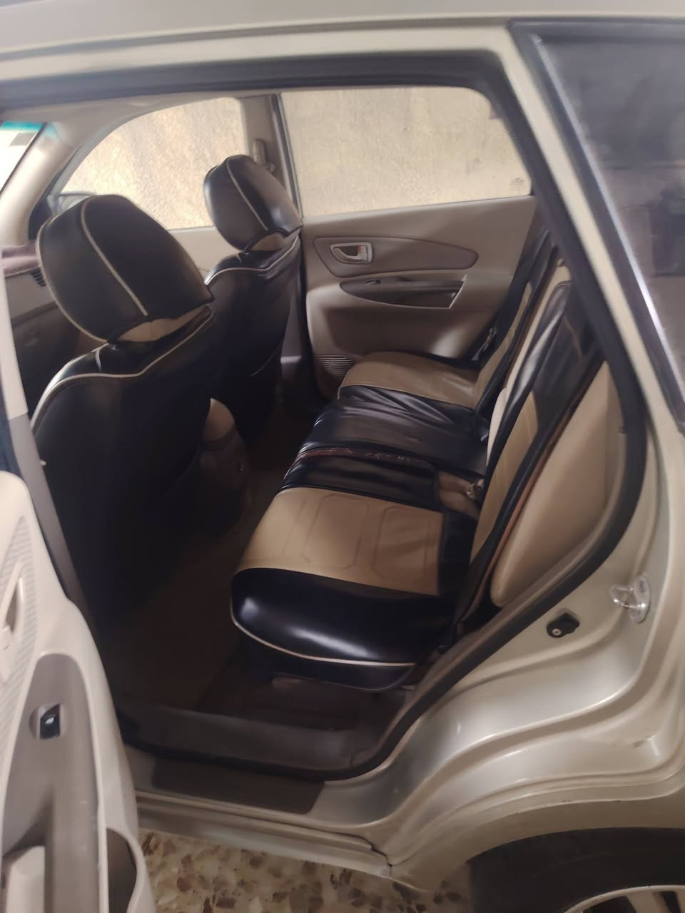 السلام عليكم توسان٢٠٠٩خليجي للبيع  السعر ١٢٥ $  
رقم انكليزي مكفولة،،، بس بيهة طخة على كد شبر بجهت اليمين العنوان بغداد الزعفرانية،، ***********
