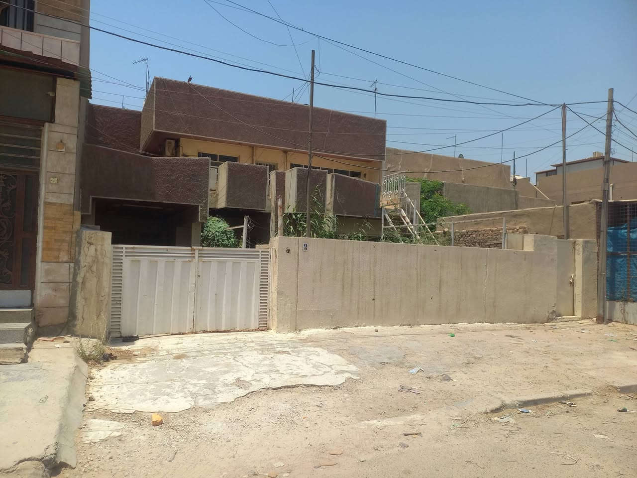 بيت كبير للبيع المساحه 288مسلح الواجهه 12مسلح كراج و حديقه يحتوي علئ  5نوم ستقبال و هول وخدمات
شارع عريض
العنوان بغداد الجديدة قرب السوق مقابل مسسفئ العلماء
*********** مكتب سمير العبودي
