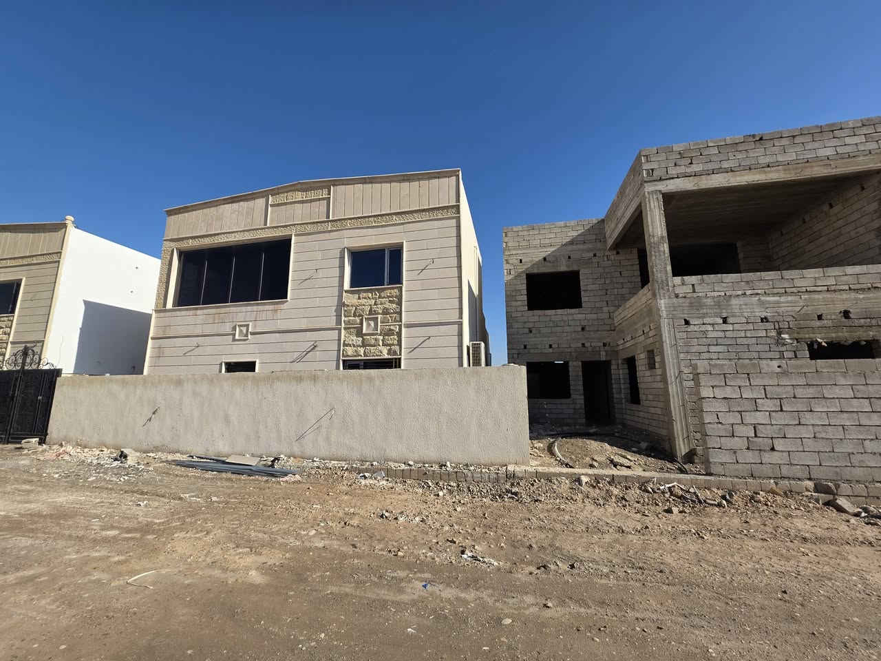 🏡 دور عدد (3) للبيع متجاوره
📍 مجمع القرية الإيطالية 2
على شارع ١٥ متر 

🔹 الدار بطحي
🔹 الواجهة: 15 متر
🔹 المساحة: 200 م²
🔹 خلف الدور شارع عام

تفاصيل البيت:
▪️ 3 غرف نوم
▪️ صالة داخلية في الطابق الأول
▪️ صالة داخلية في الطابق الثاني
▪️ صحيات عدد 2

📞 للاستفسار: ***********
🏢 #مكتب_المتميزين
