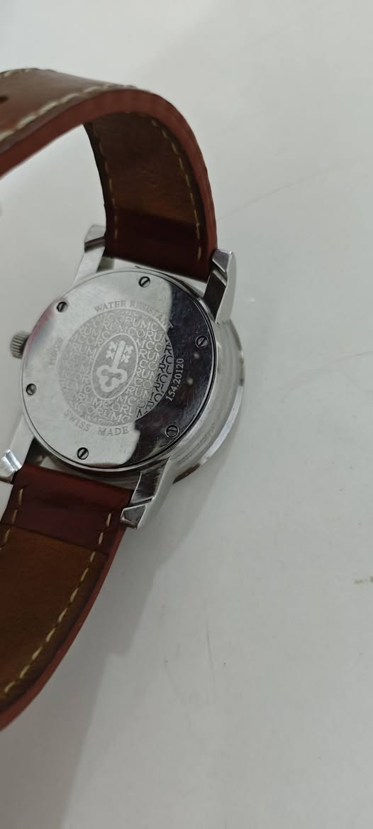 في الصورة هي ساعة Corum Classical Jump Hour (ساعة كوروم ذات الساعة القافزة)، وهي إصدار محدود (Limited Edition) يتميز بتصميم فريد لعرض الوقت.المميزات والمواصفات الفنيةنظام الساعة القافزة (Jump Hour): بدلاً من عقرب الساعات التقليدي، تظهر الساعة الحالية من خلال نافذة صغيرة (فتحة) عند موضع الساعة 12.عرض الدقائق والثواني: تحتوي على عقرب مركزي كبير للإشارة إلى الدقائق على مقياس "انفجاري" للأرقام العربية، بالإضافة إلى ميناء فرعي صغير للثواني عند موضع الساعة 6.الإصدار: هذا الموديل إصدار محدود للغاية، حيث تم إنتاج 300 قطعة فقط منه حول العالم (القطعة في الصورة تحمل رقم 189 من 300).الحجم والمادة: تأتي بهيكل من الفولاذ المقاوم للصدأ (Stainless Steel) بقطر يبلغ غالباً 42 ملم.المحركة: تعمل بحركة ميكانيكية (يدوية التعبئة في بعض الموديلات وأوتوماتيكية في أخرى).


**إذا كنت صاحب هذا الإعلان وتريد حذفه لأي سبب، رجاءا أرسل رسالة إلى الدعم الفني**