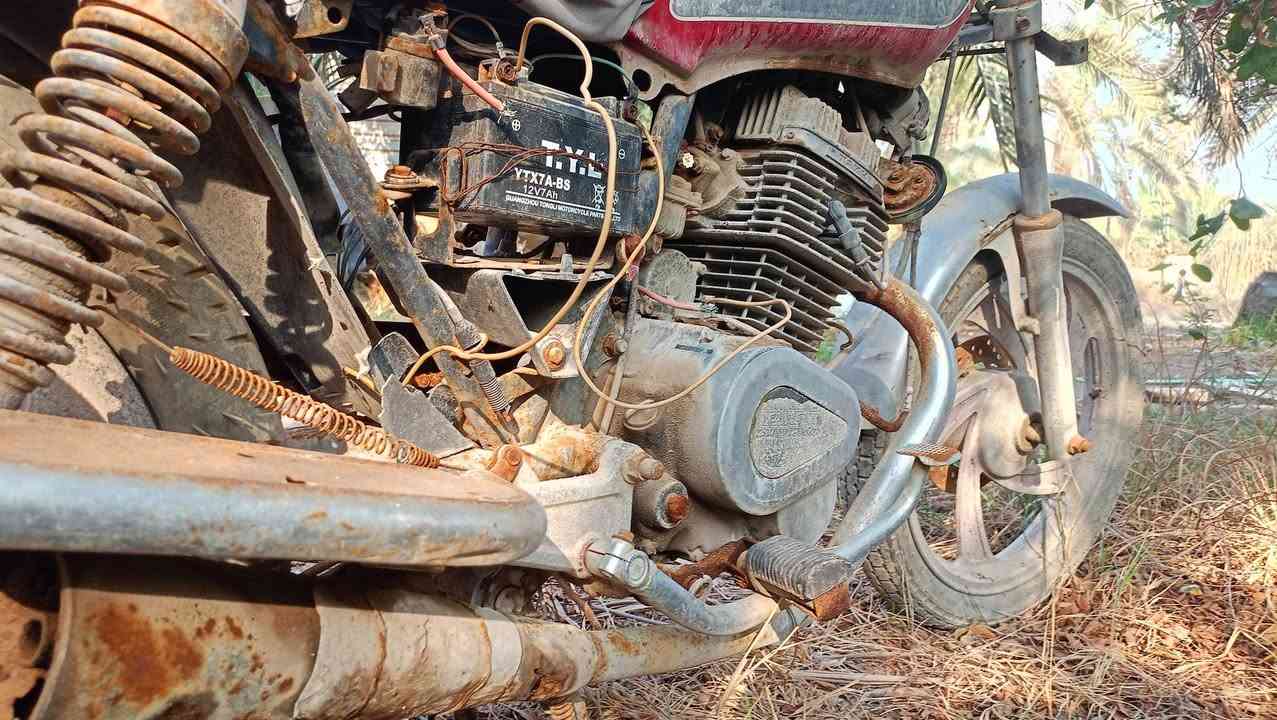 سلام عليكم دراجه متروكه للبيع ما بيه شي شغاله محركها شغال كله شغاله بس هندرها مكسور وباتريه كاعد السعر 175وبيه مجال المكان بصره ابو الخصيب واتساب ***********
