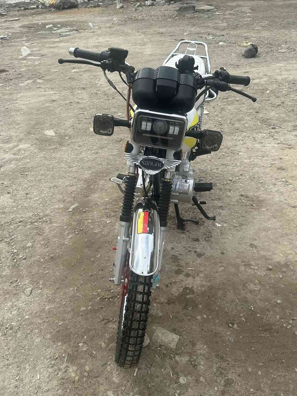 السلام عليكم للبيع سلونك موديل 2025 محرك 200s صالهة شهرين من طالعة من المعرض بيهة بصمتين السعر 800 وبيهة مجال بسيط المكان بغداد الغزالية ***********
