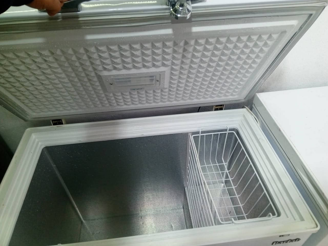 سلام عليكم مجمدات جديد مقروصات شركه مامصلحات سعر الوحدا 150مكان بياع ***********
