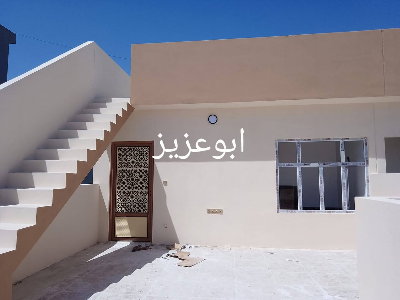 الحمدلله تم اكمال صبغ الواجهه وصبغ المناور وصبغ ستاير السطح وصبغ الابواب وصبغ الغرف وهذا الشغل امامكم وان شاء الله ينال اعجابكم للاستفسار على الرقم *********** أسعارنا مناسبه انت بس اتصل ودلل وشغلنا  هو الي يتكلم  وكادر مميز   مع ابو عزيز الصباغ

