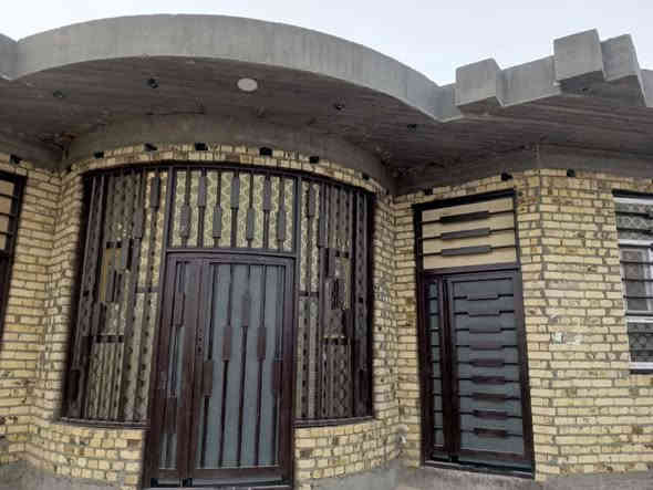 السلام عليكم 
بيت للبيع حي المنصور طابو زراعي  نزلت حجي علي ارحيمه بناء درجه اولى بأشراف هندسي وصب مركزي درجه اولى يتكون من غرفتين وصاله ومطبخ وبراني يتوفر ماء وكهرباء ونت  ثاني بيت عن الشارع العام المساحه 300 متر والبناء 165 متر…… مداور مباشر باسم المشتري اسهم  
* ملاحظه البيت بي نقص لبخ للغرفتين والارضية والباقي شرط هندسي للاستفسار الاتصال ع الرقم *********** رقم صاحب الدار…
