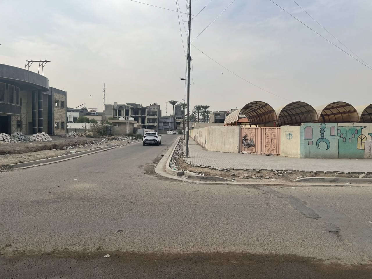 للبيع مشتمل ركن حديث ثلاث طوابق على ثلاث شوارع موقعه المساحه ١٠٤ متر واقع حال ١١١ الواجهه ٨ والنزال ١٣ يحتوي الطابق الاول على مطبخ واستقبال اكبار بالوجه وغرفة نوم وخدمات وباب خلفي يطلعلك الخارج البيت والطابق الثاني ثلاث غرف نوم وخدمات والطابق الثالث غرفة ماستر كبيره الموقع شارع فلسطين محله ٥٠٨ قرب جامع الفاروق مقابل روضة بغداد 

للاتصال *********** او *********** شركة الخيمه للعقار السعر عالخاص راسلني لو تتصل
