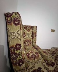 للبيع  طخم ارضي متكون  من ست قطع ثنين طوال وثنين وسط وزاويتين واربع تك...