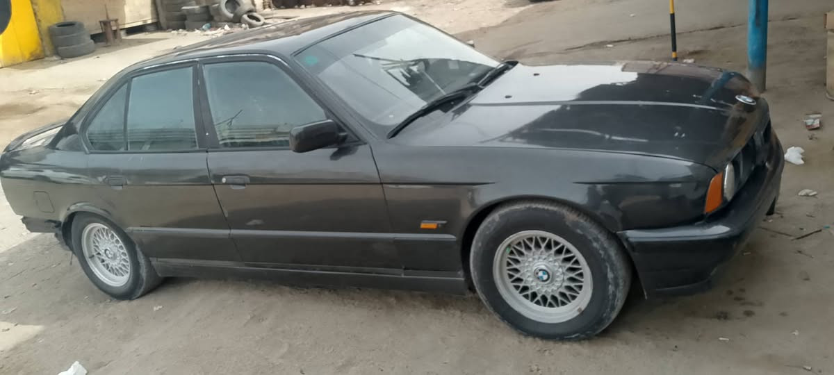 السلام عليكم من رخصت الدمن بي ام 525مسكر كير اتو فتحه تبريد ثلاجه موديل 91 رقم صلاح الدين بسمي انكليزي غرفه جلد اسود سستم صوت دمام بجم لاين سوار زنون *********** مكان حله السعر 58وبيها مجال
