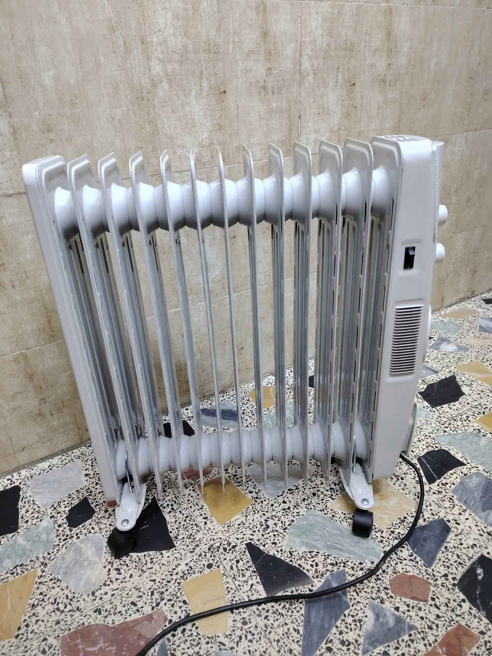 📢 للبيع — صوبة زيتية Midea 2500W
📌 الموديل: NY2313-15EFA
⚡ القدرة: 2500 واط (قوية وفعّالة)
🔌 مناسبة للجهد: 220–240V
📍 الحالة: ممتازة / جديدة (اختَر حسب الحالة)
🔥 تدفئة هادئة وثابتة لجميع غرف المنزل
🛠️ زيت حراري مملوء ومضمون – تعمل بكفاءة عالية
🚚 عنواني  بغداد البياع
💰 السعر: ___ دينار عراقي (55 الف )
📞 للتواصل: *********** (رقمك)#
