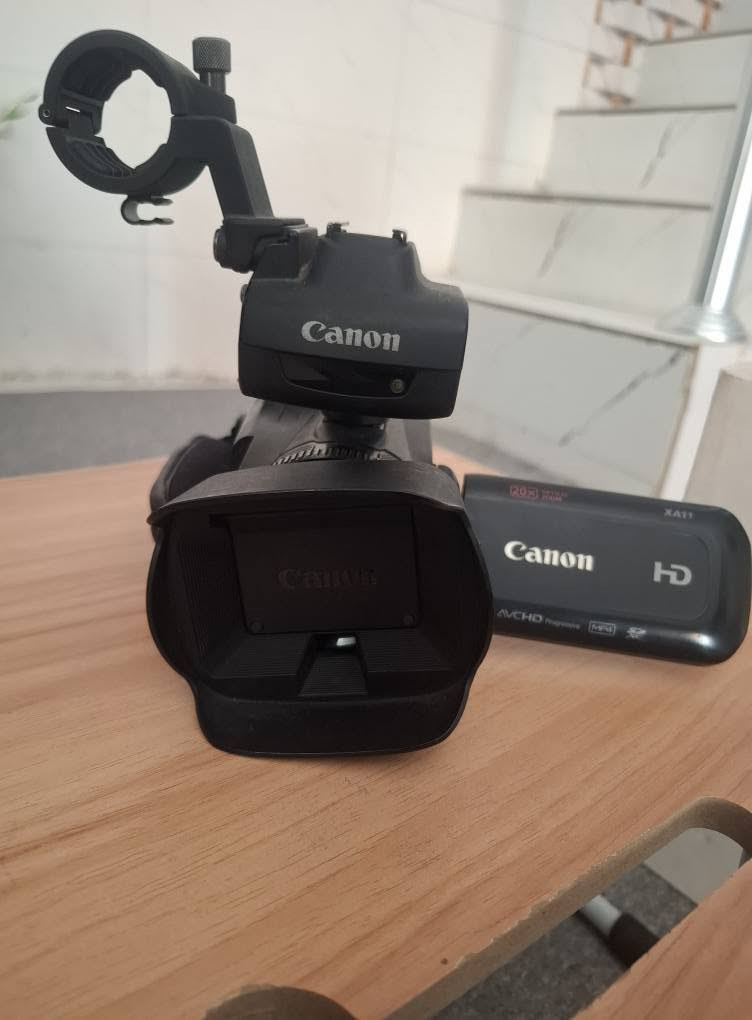 Canon XA11 وهي كاميرا فيديو احترافية صغيرة الحجم
كاميرا  Canon XA11 وهي كاميرا فيديو احترافية صغيرة الحجم مخصصة لتصوير الأخبار، التقارير، التغطيات، البرامج ، الفعاليات .

🎥 المواصفات الأساسية

🔹 المستشعر

مستشعر 1/2.84-inch HD CMOS Pro

أداء ممتاز في الإضاءة الضعيفة.

🔹 العدسة

عدسة Canon 20x Optical Zoom

فتحة عدسة: f/1.8 – f/2.8

زوم بصري قوي ومناسب للفعاليات والبث.

🔹 التسجيل (Video Recording)

تدعم تسجيل Full HD 1080p بدقة:

60p / 30p / 24p

صيغ التسجيل:

AVCHD

MP4

معدل البت (Bitrate):

يصل إلى 35 Mbps في MP4

ويصل إلى 28 Mbps في AVCHD

🔹 الشاشة

شاشة لمس 3.0 inch قابلة للدوران.

🔹 المداخل والمخارج

مدخلين صوت XLR احترافيين (موجودين في وحدة المقبض).

مخرج HDMI.

منفذ Mini USB.

منفذ سماعات Headphones.

منفذ ميكروفون 3.5mm.

🔹 التثبيت البصري

Optical Image Stabilization ممتاز مع 3 أنماط تثبيت.

🔹 تخزين

منفذين لبطاقات SD:

تسجيل متتالٍ Relay

أو تسجيل مزدوج Backup

🔹 البطارية

تعمل ببطارية Canon BP-820 أو BP-828.

🧰 الاستخدامات الشائعة لكاميرا Canon XA11

هذه الكاميرا تعد إحدى أشهر كاميرات العمل الميداني لأنها:

✔ مثالية للأخبار والتقارير التلفزيونية

خفيفة، قوية، وسهلة الحمل.

✔ تصوير الفعاليات والمؤتمرات

بسبب الزوم القوي وصوت XLR.

✔ إنتاج المحتوى واليوتيوب

لمن يريد جودة عالية وصوت احترافي.

✔ الوثائقيات الخفيفة

تتميز بمرونة وسهولة تحكم.

✔ التصوير في الإضاءة الضعيفة

مستشعرها ممتاز مقارنة بغيرها في نفس الفئة.

✔ البث المباشر (عبر HDMI)

يمكن ربطها بكروت الالتقاط مثل Elgato أو Blackmagic.

🎯 مميزات تجعلها مرغوبة

حجم صغير + نتائج احترافية.

صوت XLR احترافي.

زوم بصري 20x ممتاز.

جودة صورة Canon الشهيرة.

متينة ومناسبة للعمل اليومي.

---

السعر ٧٠٠ ألف ( سبعمائة ألف دينار ) مع مجال بسيط  للإتصال على الوتساب *********** أو الرقم ***********

كربلاء المقدسة / شارع أبو طالب .
