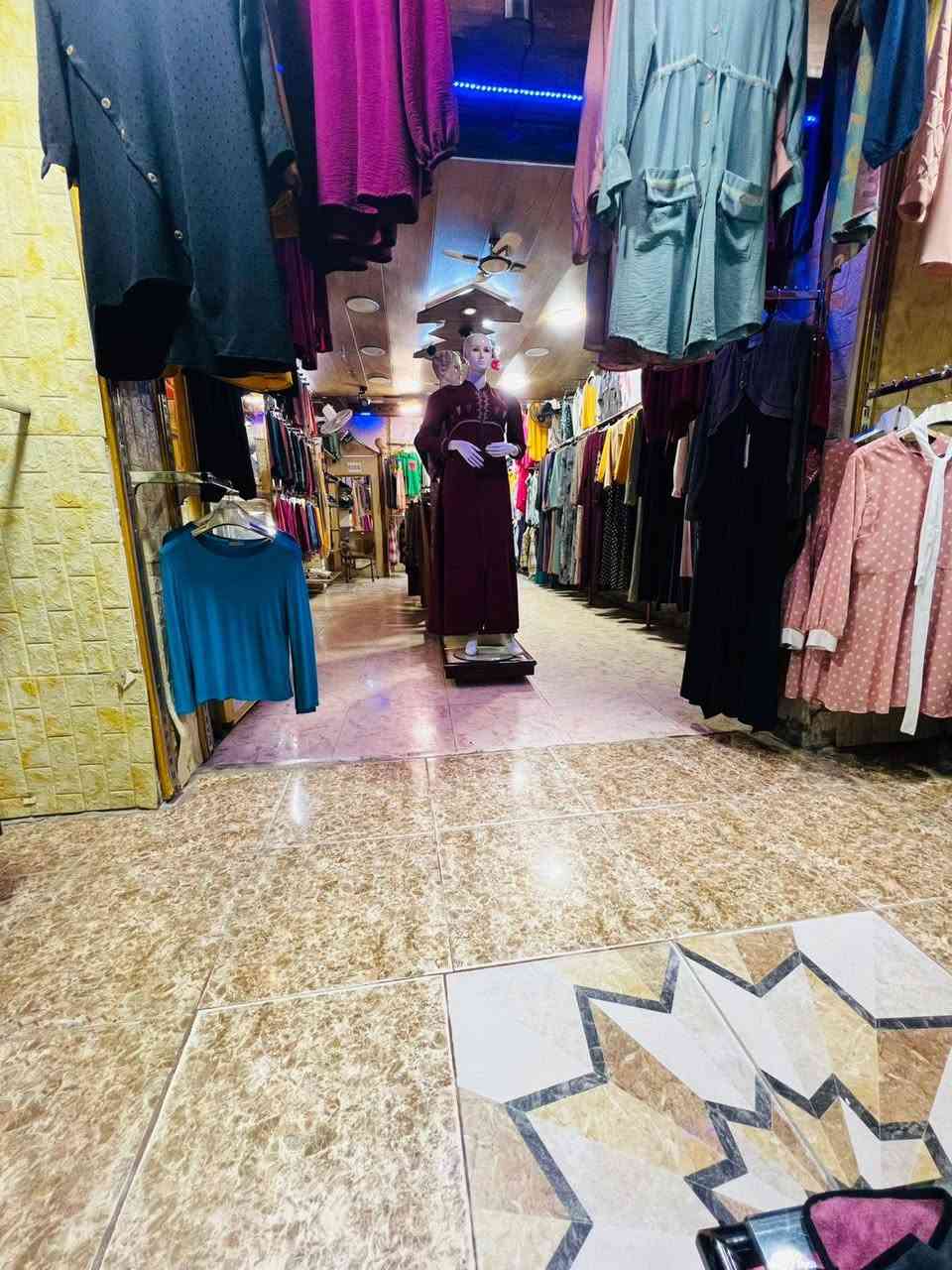 محل ملابس للبيع نسائي كامل بعقوبه سوق حي معلمين مجاور عياده دكتور نبيل  مقابل مختبر الهمام  موقع تجاري محل كامل لايوجد نقص لعدم تغرغ رقم الهاتف***********
نزال المحل 10 والجهية4 قرب مدرسه العدانيه موقع بنص السوك البيج مالته 15الف قوي وشغال🔥 بعقوبة, ديالى
