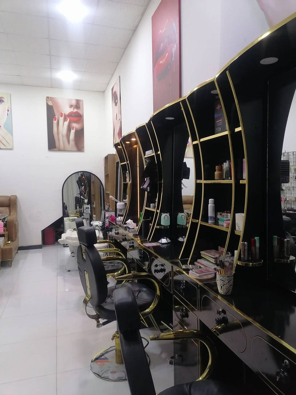 للبيع صالون نسائي كامل متكامل ✴️ فرصة ذهبية
✴️ مجاز صحياََ 
✴️ مسجل في نقابة الحلاقين
✴️ السبب: عدم التفرغ
✴️ صالون نسائي شغال بفضل الله ومعروف بكثرة زبائنه، جاهز للعمل فوراً بدون أي تعب أو تكاليف تأسيس. فرصة حقيقية لمن تريد مشروع جاهز يدخل شغل من أول يوم.
👇 محتويات الصالون:
مع كافة مواد التجميل والمستلزمات الكاملة للصالون إضافة إلى أدوات ومواد أخرى حسب ماضاهر في الفيديو والصور الصالون جاهز تستلمه وتباشر العمل فوراً البيع بسبب عدم التفرغ فقط وليس لوجود أي مشكلة.
الفرصة للجادين فقط 
العنوان الكوت الزهراء شارع الطشاش جهة هكوري مجاور صيدلية رهام ركن للتواصل 078‪01597361 
اتصال أو واتساب


**إذا كنت صاحب هذا الإعلان وتريد حذفه لأي سبب، رجاءا أرسل رسالة إلى الدعم الفني**