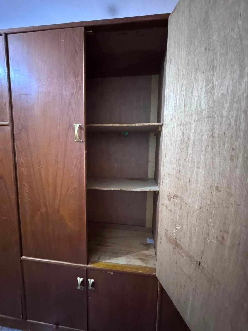 أغراض منزل للبيع 
كنتورد200
بوفيه125
جربايه175
غساله ١٢٥
مبرده ٥٠
تلفزيون شغال بس بي خلل ٢٥ الف
مكان بغداد الشعب قرب سوق شلال 
رقم الهاتف ***********
