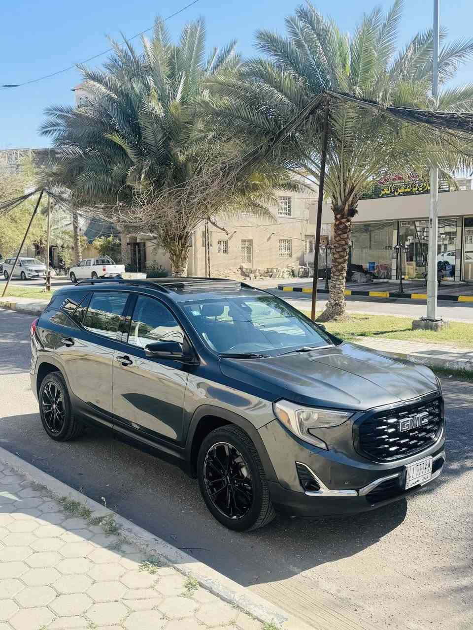 السلام عليكم GMC تيران 2021 فول مواصفات  
مواصفات الدينالي بس محرك 1500 تيربو 🚀 
بلاك توب
فتحة سقف بانوراما
بصمة تشغيل وابواب 4
جنطة كهرباء جكات وشفط
كشنات جلد مع تدفئة وتبريد كشن 
كراسي كهرباء السايق والعبري
سماعات بوز انفنتي مع دمام 🔊 
ويل كب 20 اسود
رادار امامي وجانبي وخلفي
كامرة دوارة 360 درجة مع حساس خلفي
فور ويل 4/4 
رقم كربلاء بأسمي تحويل مباشر
محرك وكير وتبريد وتخم تاير وحدادية كلة جديد وجاهزة من كل النواحي
حادثهة نص جاملغ امامي وربع البنيد بدون اي دواخل شاصي ولغد وراديترات كلة بلادي فقط قطعتين
عنوان السيارة كربلاء
السعر 168 وقابل للتفاوض
للأستفسار ***********
