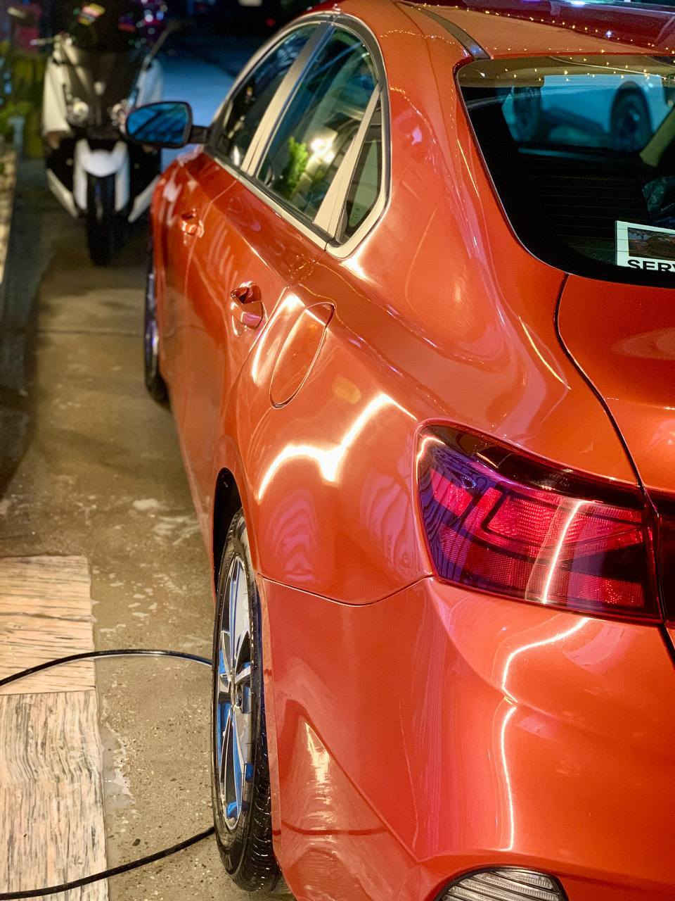 كيه فورتي  مشمشي  موديل 23 ماشيه 45 ميل السياره جديده موصفات السياره رادار تحديد مسار توقف ذاتي اشاير بل مرى حادثه مرفق بل منشور السعر 165 وبيهه مجال 
رقم التلفون ***********
