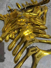 متوفر تعاليك ذهبي تقريبا 400 قطعه او اكثر  البيع شلع  القطعه 500 دينار...