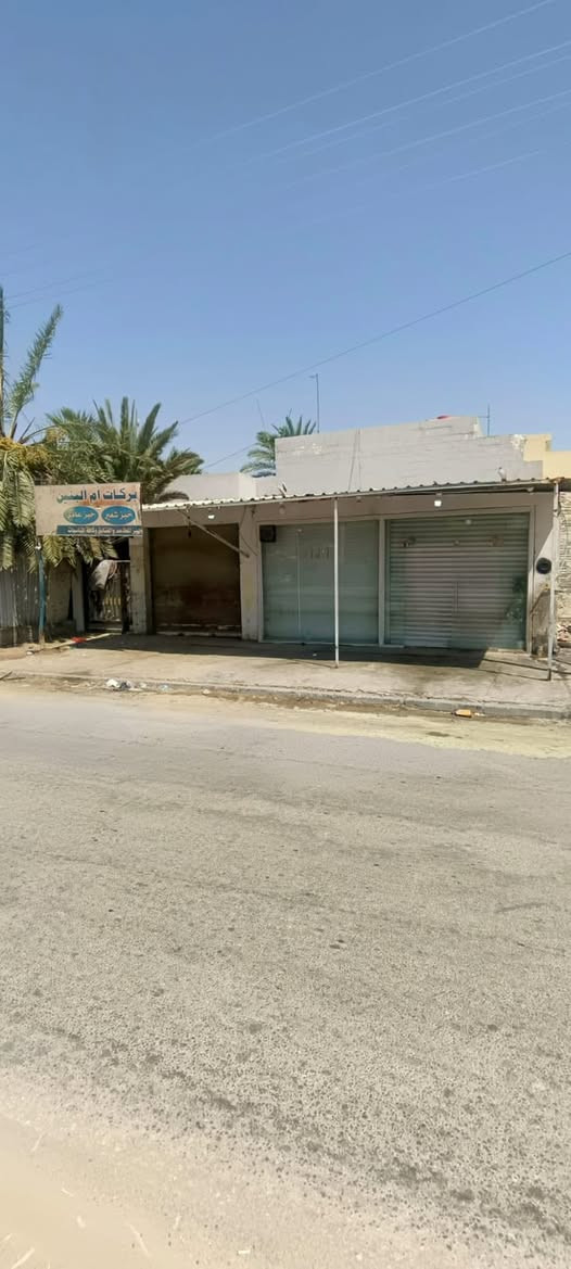 دار تجاري للبيع مساحه 75 متر شارع هندية وفاء شارع 60 مكون من محلات 2 وبيت غرف نوم 2 مطبخ صحيات عدد 2 استقبال موجر العقار شهر 750 الف  واجهة 12 ونص متر  سعر البيع 180 بي مجال اتصال بالمكتب اوخاص واتساب ***********
