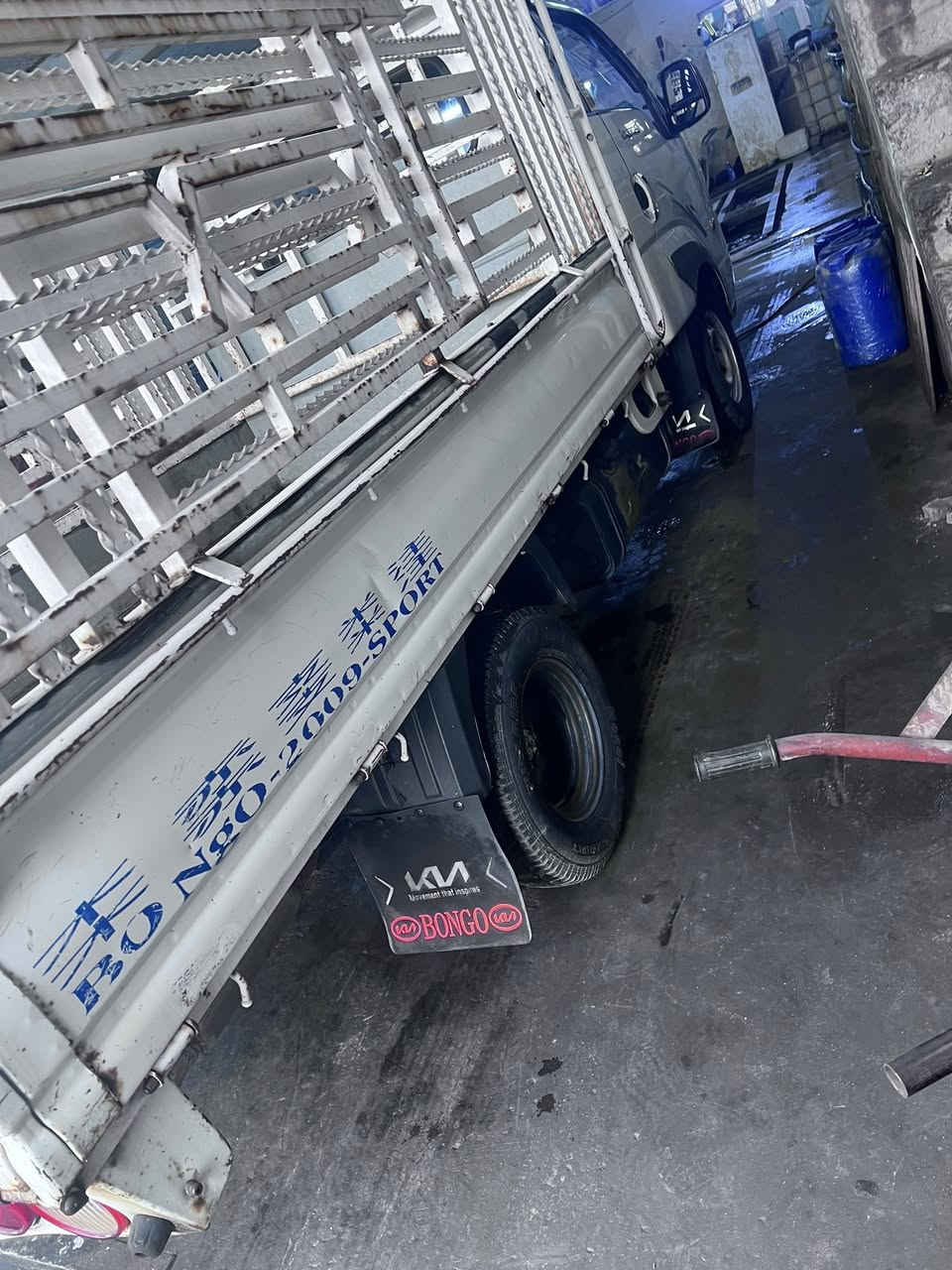 السلام عليكم كيا بنكو مسكر موديل 2007
سيارة بلاديه لا صبغ ولا بارد 
محرك 3000 سوبر 
التاير الامامي 15
الخلفي ١٣
الصدر ما صار شهر من شديته بيدي جديد
رقم بغداد مكاني بغداد ام الكبر و الغزلان 
السعر ٨٠ ورقه او مراوس ب دبل قمارة
الرقم ***********
