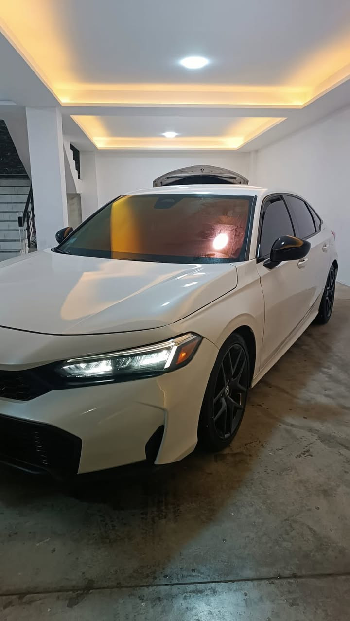 للبيع – Honda Civic 2025
 • الموديل: 2025
 • الفئة: Sport
 • المحرك: 2.0 لتر – 4 سلندر
 • القوة: حوالي 158 حصان
 • ناقل الحركة: أوتوماتيك (CVT)
 • نظام الدفع: أمامي (FWD)
 • الوقود: بنزين – اقتصادي في الصرف
 • جنوط ألمنيوم رياضية 18 إنج
 • شاشة لمس وسطية
 • نظام Apple CarPlay و Android Auto
 • كاميرا خلفية
 • حساسات أمان
 • مثبت سرعة
 • نظام الدخول الذكي (Smart Key)
 • تشغيل السيارة بزر (Push Start)
 • نظام أمان Honda Sensing
 • مكيف هواء أوتوماتيك
 • إضاءة LED أمامية وخلفية
 • مقاعد رياضية مريحة

🚗 سيارة دخول جديد
📄 رقم كاتي دهوك
✔️ تگدر تترقم إقليم كردستان

⚠️ السيارة بها ملاحظات صبغ موضحة بالصور

رقم الشاصي:
2HGFE2F59SH526217

📞 للمزيد من المعلومات اتصل:
***********

📲 واتساب موجود
